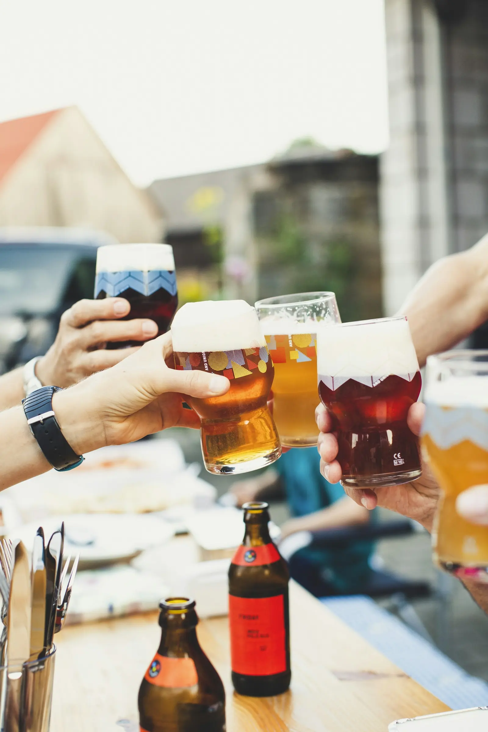 Amigos brindando con cerveza en una terraza