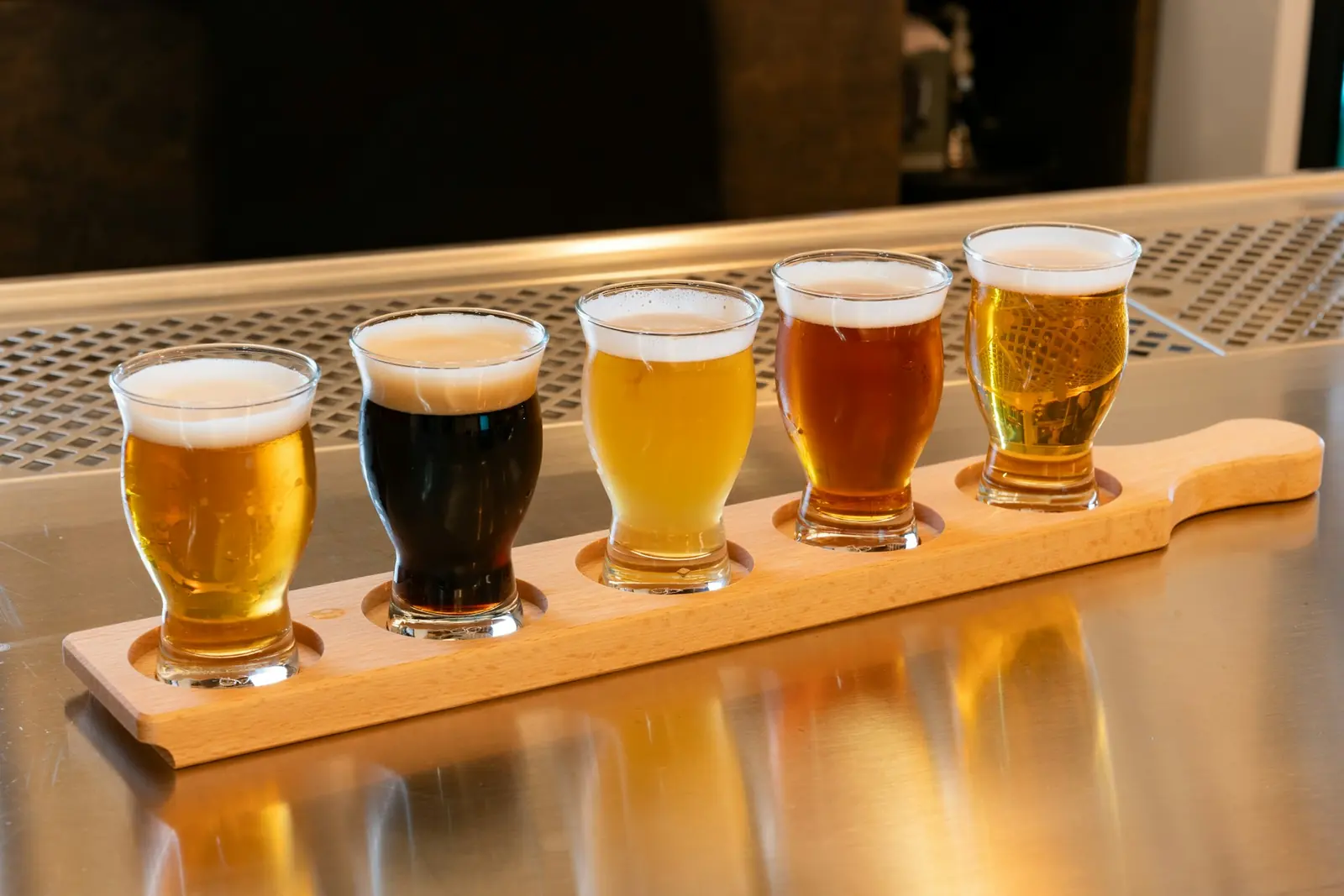 Una tabla de cata con cinco cervezas de distintos colores
