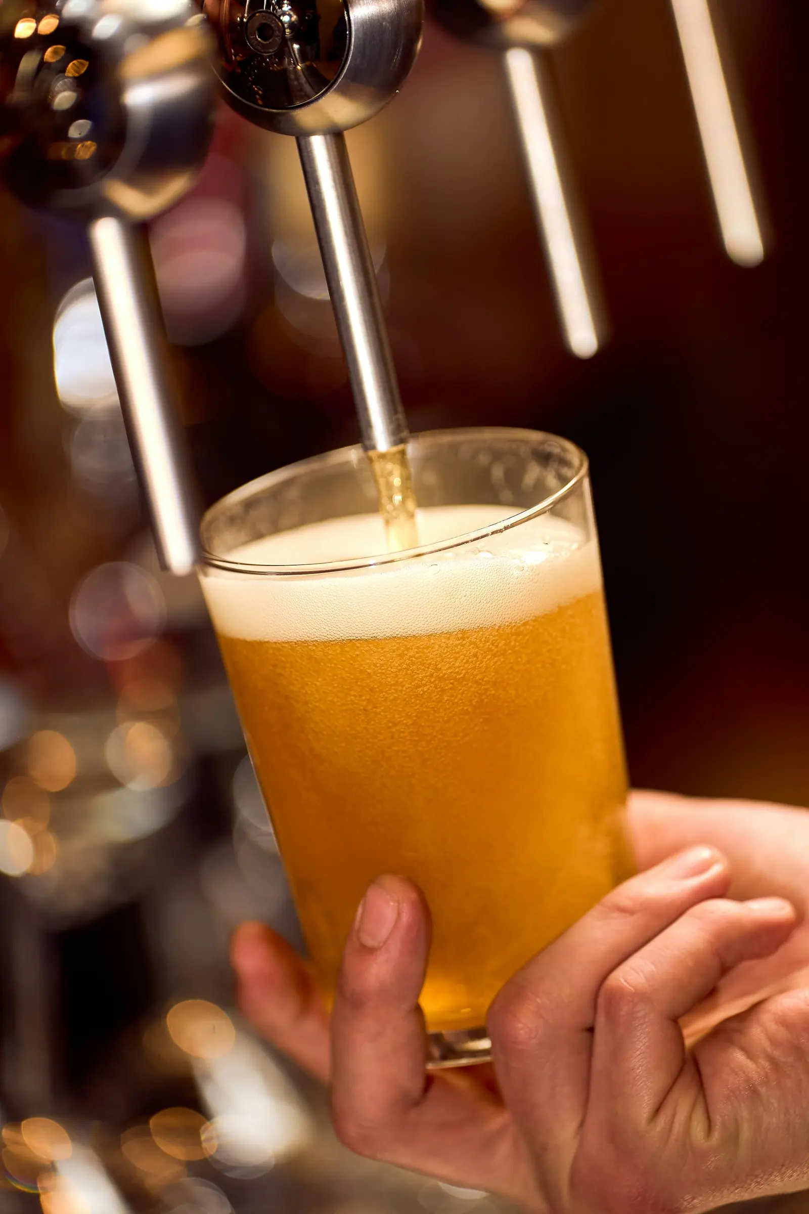 Una cerveza dorada sirviéndose en un vaso